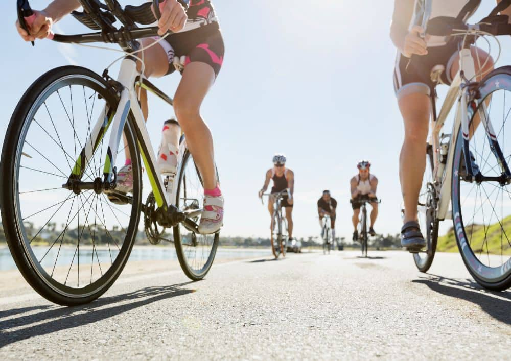 Peloton de cyclosportive vu au ras de la route