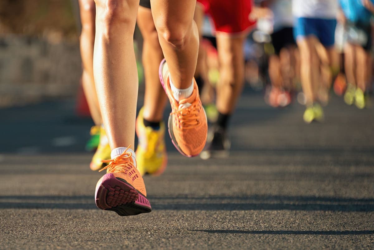Foulée de coureurs en gros plan pendant une course sur route