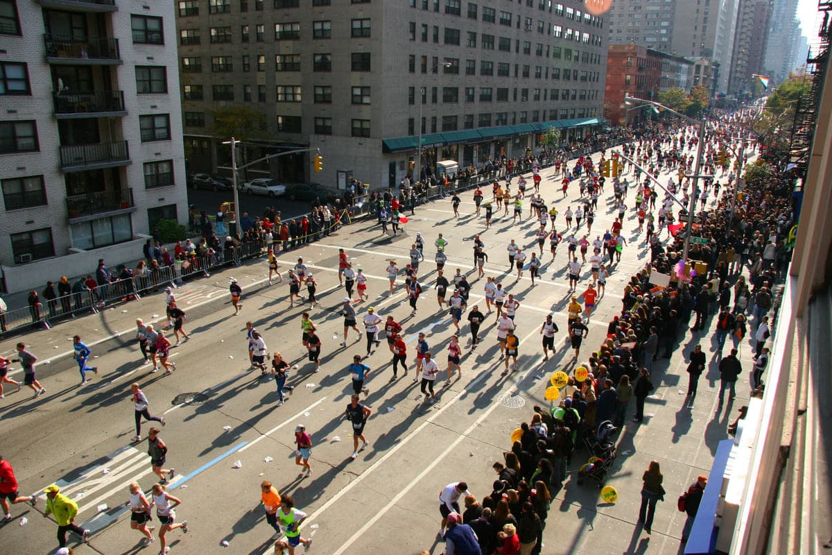 Marathon urbain vu de haut, peloton dense et spectateurs