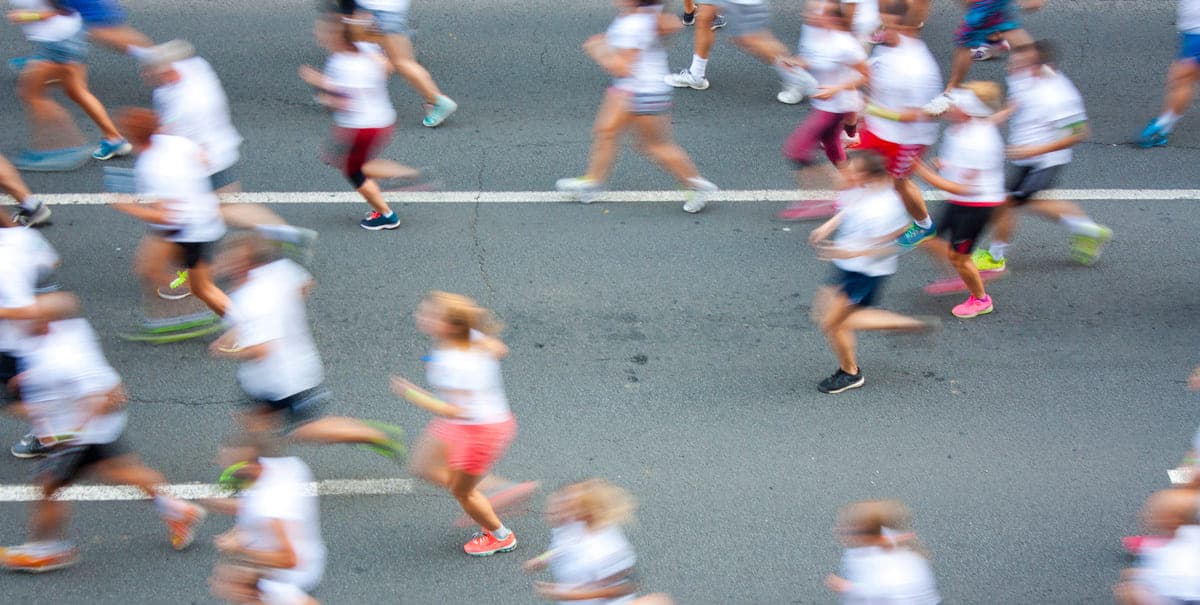 Peloton de coureurs vu de haut au départ d'une course populaire