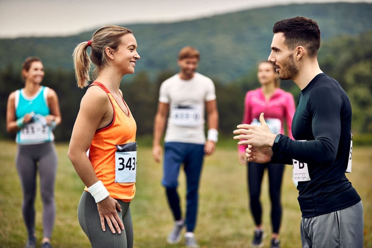 Coureurs échangeant avant le départ d'une course nature