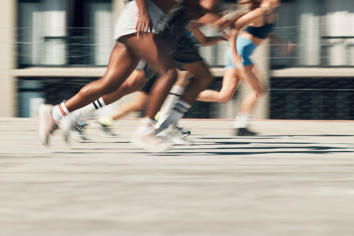 Coureuses en pleine accélération sur un parcours urbain