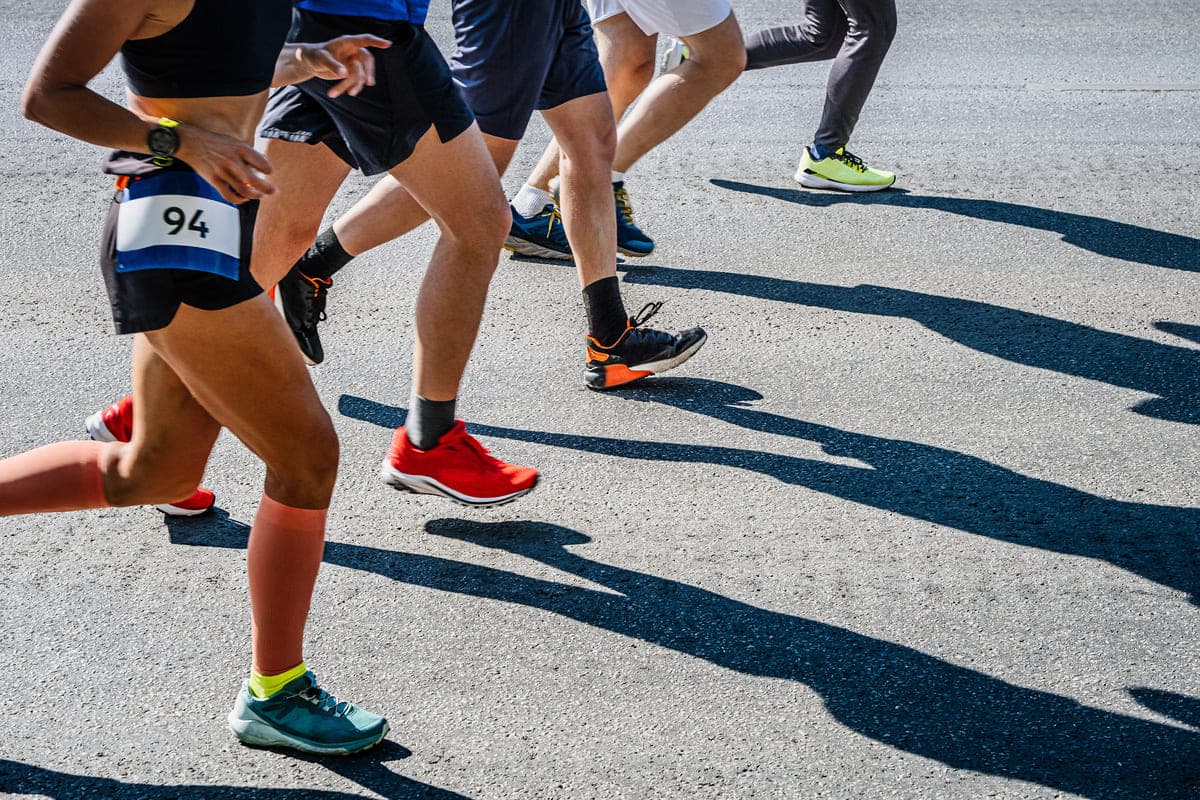 Coureurs dossard 94 groupés sur une route ensoleillée